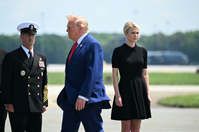 Le président américain Donald Trump et son assistante Natalie Harp pendant une cérémonie militaire sur la base aérienne de Dover (Delaware, nord-est) le 22 juillet 2026, pour le retour des dépouilles de militaires tués au Moyen-Orient.