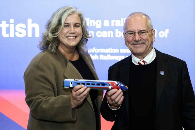 La ministre britannique des Transports, Heidi Alexander (à gauche), pose avec le secrétaire d'État britannique aux Chemins de fer, Peter Hendy, lors du lancement de la marque Great British Railways (GBR), à la gare de London Bridge, dans le centre de Londres, le 9 décembre 2025