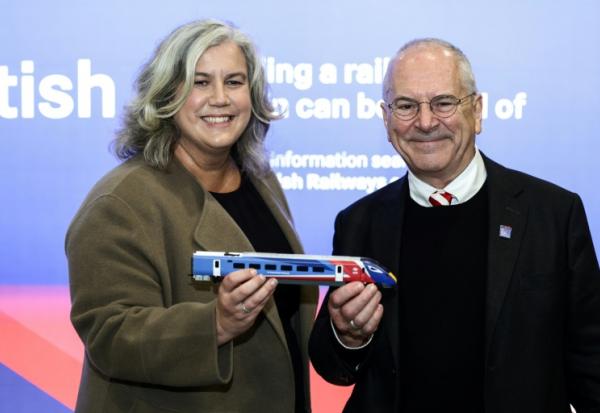 La ministre britannique des Transports, Heidi Alexander (à gauche), pose avec le secrétaire d'État britannique aux Chemins de fer, Peter Hendy, lors du lancement de la marque Great British Railways (GBR), à la gare de London Bridge, dans le centre de Londres, le 9 décembre 2025