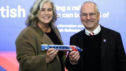 La ministre britannique des Transports, Heidi Alexander (à gauche), pose avec le secrétaire d'État britannique aux Chemins de fer, Peter Hendy, lors du lancement de la marque Great British Railways (GBR), à la gare de London Bridge, dans le centre de Londres, le 9 décembre 2025