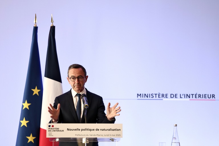 Le ministre de l'Intérieur, Bruno Retailleau présente les nouvelles orientations en matière de naturalisation des étrangers à la préfecture de Créteil, dans le Val-de-Marne, le 5 mai 2025