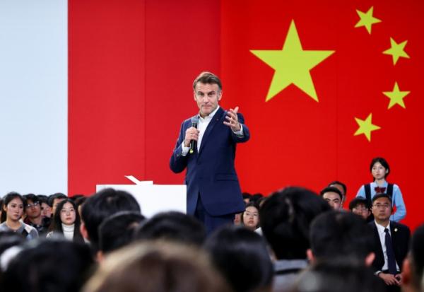 Le président français Emmanuel Macron à l'université de Sichuan, à Chengdu, en Chine, le 5 décembre 2025