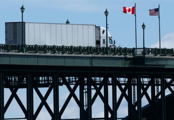 Un camion en provenance des Etats-Unis traverse le pont de la Paix pour entrer au Canada, à Fort Erie, en Ontario, le 18 août 2026