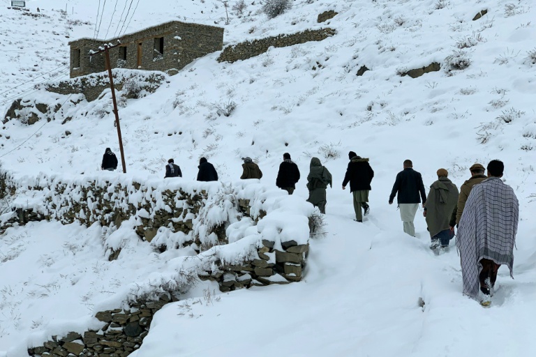 Des Afghans sur un sentier enneigé Afghan dans le district de Dara, dans la   province du Panchir, le 23 janvier 2026 