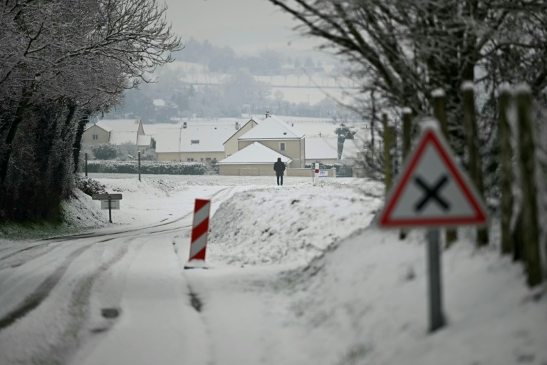Route barrée à cause de la neige à  Croisilles (Normandie), le 5 janvier 2026