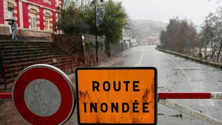 Un panneau "route inondée" à Laroque, le 22 décembre 2025 dans l'Hérault