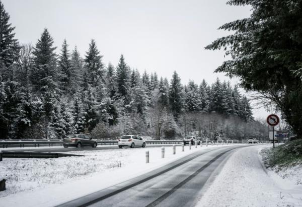 Des voitures sur l'autoroute A89 près de Thiers, dans le Puy-de-Dôme, le 10 janvier 2026
