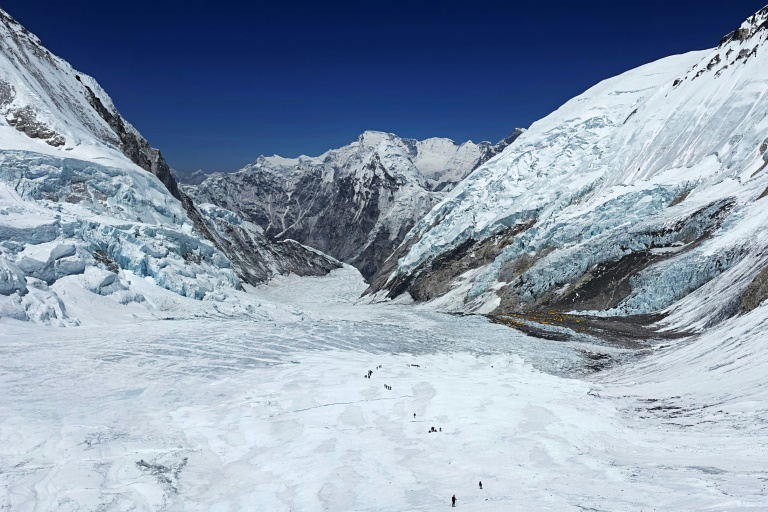 Des alpinistes sur le glacier Khumbu lors de leur ascension vers le sommet de l'Everest, le 3 mai 2024 au Népal