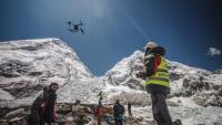 Photo, prise le 11 mai 2025 et diffusée par Airlift Technology, montrant l'utilisation d'un drone gros porteur pour nettoyer les détritus au camp de base de l'Everest, au Népal