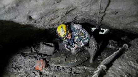 L’armée népalaise mène une opération de recherche et de sauvetage dans le tunnel de la centrale hydroélectrique de Chilime, plusieurs jours après les crues soudaines et les glissements de terrain meurtriers survenus dans le district de Rasuwa, au Népal, le 10 septembre 2026
