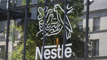 En dépit du vaste rappel de laits infantiles, les volumes de ventes de Nestlé ont augmenté grâce à d'autres catégories de produits, dont le café, les produits culinaires et snacks