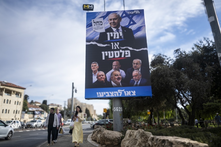 Une affiche électorale du Premier ministre israélien Benjamin Netanyahu à Jerusalem le 20 octobre 2026