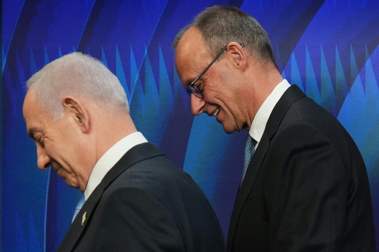 Le Premier ministre israélien Benjamin Netanyahu et le chancelier allemand Friedrich Merz quittent une conférence de presse à Jérusalem le 7 décembre 2025.