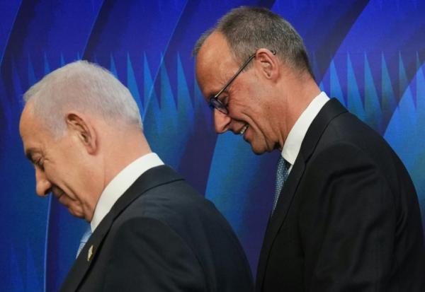 Le Premier ministre israélien Benjamin Netanyahu et le chancelier allemand Friedrich Merz quittent une conférence de presse à Jérusalem le 7 décembre 2025.