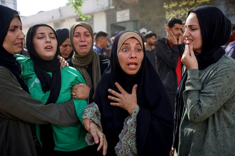 Des Palestiniennes en pleurs après la mort de leurs proches dans des frappes israéliennes, après leur transport à l'hôpital al-Chifa de Gaza-ville, le 26 mai 2025