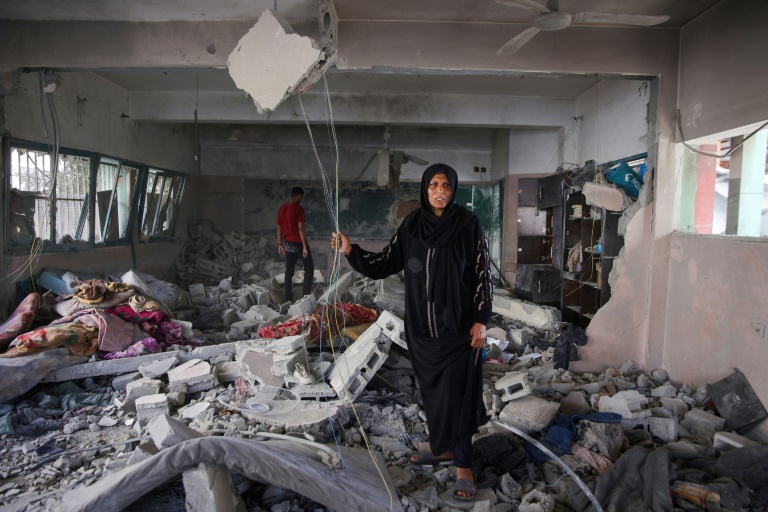 Une femme au milieu des décombres dans une école où se réfugiaient des déplacés palestiniens, visée par une frappe israélienne à Gaza-ville, le 26 mai 2025