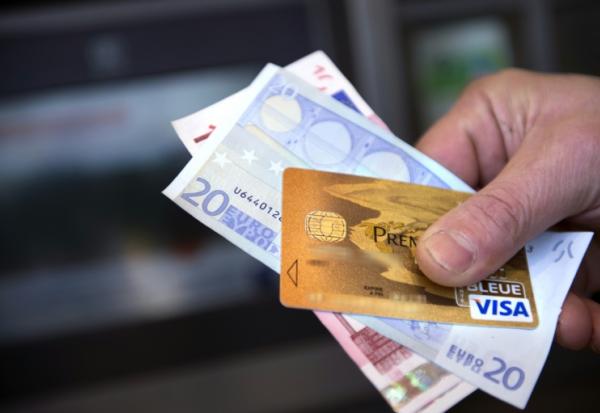 Selon l'association CLCV, les tarifs bancaires ont connu une hausse de 3% en moyenne, en particulier sur les services de base comme les frais de tenue de compte et de cartes bancaires.