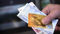 Selon l'association CLCV, les tarifs bancaires ont connu une hausse de 3% en moyenne, en particulier sur les services de base comme les frais de tenue de compte et de cartes bancaires.