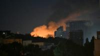 Un panache de fumée s'élève le 1er août 2026 à Kiev, à la suite d'une attaque russe de missiles balistiques 