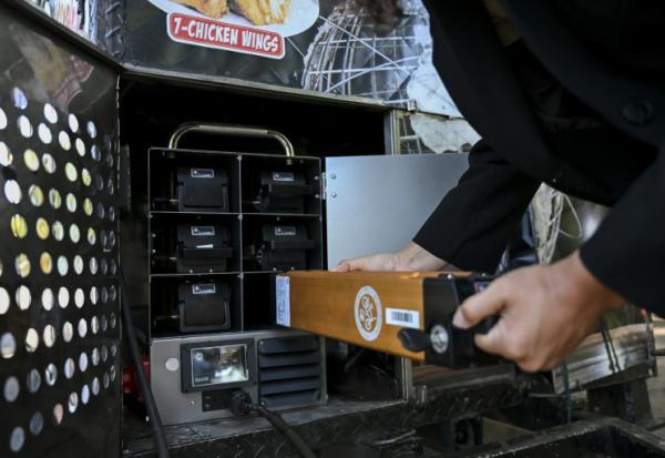 Le food truck de William Arevalo, alimenté par des batteries électriques, dans un parc de l'arrondissement du Queens à New York, le 23 juillet 2026