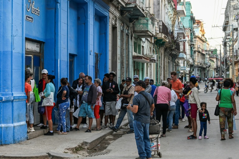 Des habitants de La Havane font la queue pour acheter du pain, le 18 mai 2026