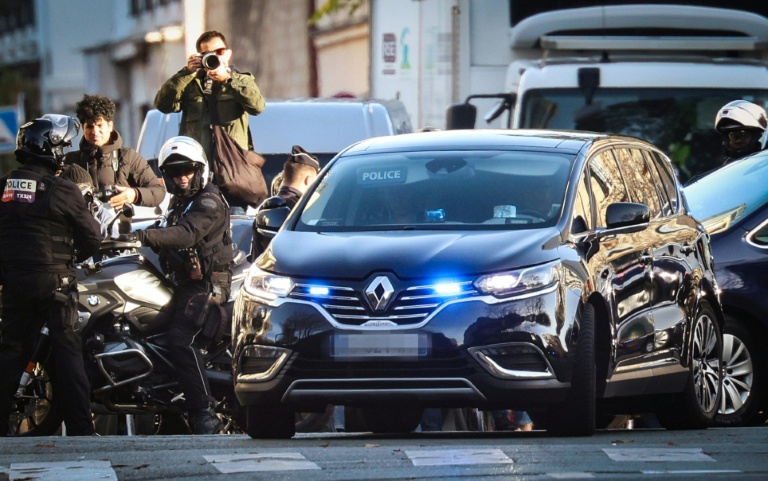 L'ancien président Nicolas Sarkozy arrive à bord d'un véhicule de police à la prison de La Santé pour y être incarcéré, le 21 octobre 2025 à Paris