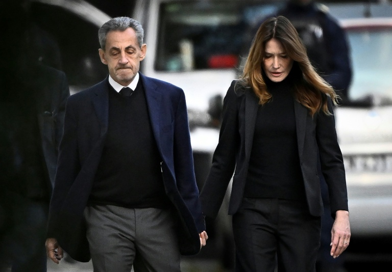 L'ex-président Nicolas Sarkozy et sa femme Carla Bruni-Sarkozy quittent leur domicile parisien le 21 octobre 2025 pour se rendre à la prison de la Santé