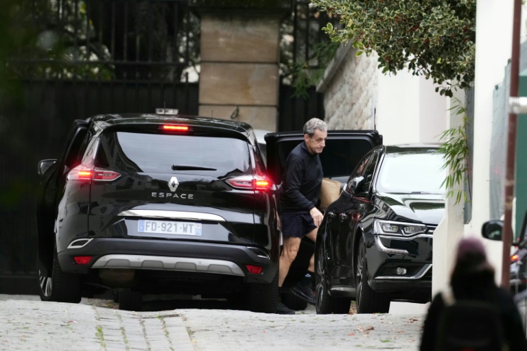 L'ancien président Nicolas Sarkozy devant sa maison à Paris le 11 novembre 2025, un jour après sa libération de prison