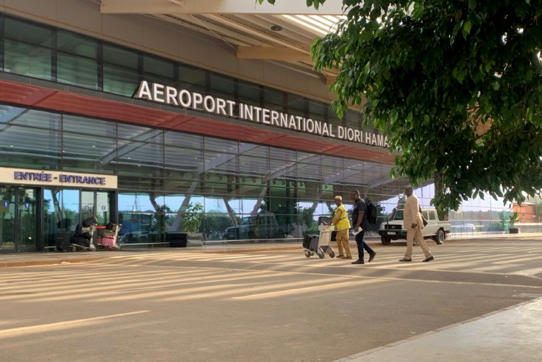 Des passagers arrivent à l’aéroport international Diori Hamani de Niamey, au Niger, le 22 septembre 2023