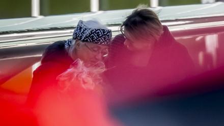 L’ex-otage suisse Claudia Abbt (g), accueillie avec des fleurs à son arrivée à l’aéroport de Belp, près de Berne, en Suisse, le 22 octobre 2026