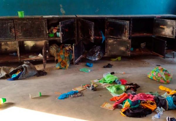 Photo prise le 21 novembre 2025 et fournie le 22 novembre 2025 par le révérend nigérian Bulus Dauwa Yohanna, montrant des lits vides et des affaires éparpillées dans un dortoir d'élèves à l'école catholique Saint Mary de Papiri (Nigeria) après un enlèvement de masse