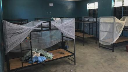 Des lits et des vêtements abandonnés dans un dortoir de l'école catholique Sainte Mary, à Papiri, dans l'ouest du Nigeria, le 23 novembre 2025, quelques jours après l'enlèvement de plus de 300 élèves et enseignants