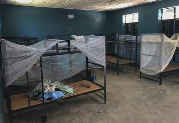 Des lits et des vêtements abandonnés dans un dortoir de l'école catholique Sainte Mary, à Papiri, dans l'ouest du Nigeria, le 23 novembre 2025, quelques jours après l'enlèvement de plus de 300 élèves et enseignants