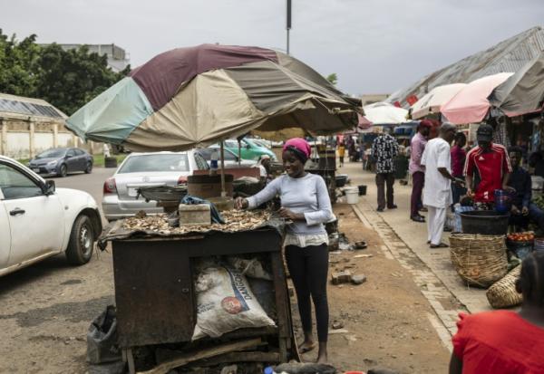 Une vendeuse de rue sur un marché de la capitale nigériane Abuja, le 20 mai 2025