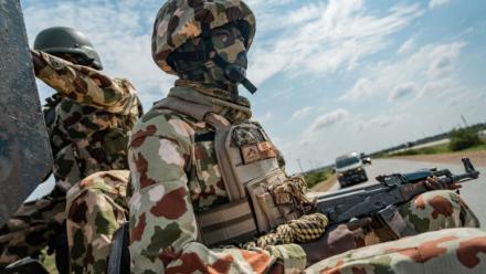 Un soldat nigérian à l'arrière d'un véhicule d'escorte militaire sur l'autoroute reliant Maiduguri à Damaturu, au Nigeria, le 31 juillet 2026.