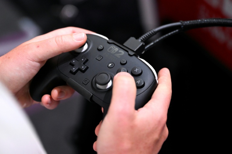 Un joueur sur une Switch 2 de Nintendo au salon Gamescom, le 20 août 2025, à Cologne en Allemagne