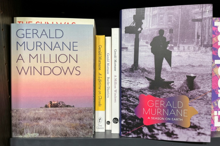 Des livres du romancier australien Gerald Murnane sont exposés dans une librairie du centre de Sydney, le 8 octobre 2025