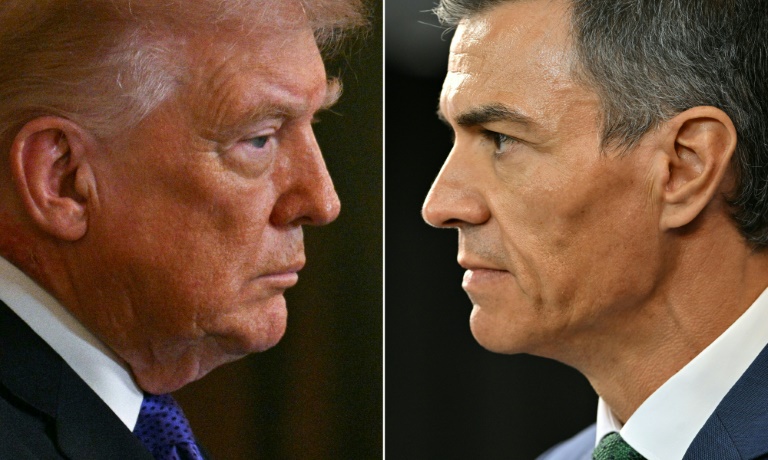 Combinaison d'images créée le 4 mars 2026 du président américain Donald Trump le 20 février 2026 à Washington et du Premier ministre espagnol Pedro Sanchez à Montevideo, le 22 juillet 2025 