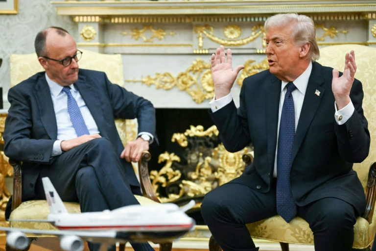 Le président américain Donald Trump (d) reçoit le chancelier allemand Friedrich Merz dans le Bureau ovale de la Maison Blanche, le 3 mars 2026 à Washington