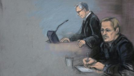 Croquis d'audience montrant Marius Borg Hoiby (d), fils de la princesse héritière norvégienne Mette-Marit, et son avocat Petar Sekulic lors de son procès au tribunal de district d'Oslo, en Norvège, le 19 mars 2026