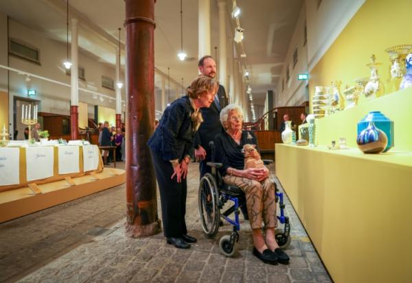 La princesse Astrid de Norvège (dans le fauteuil) dans un musée d'Oslo, en Norvège, le 6 février 2025