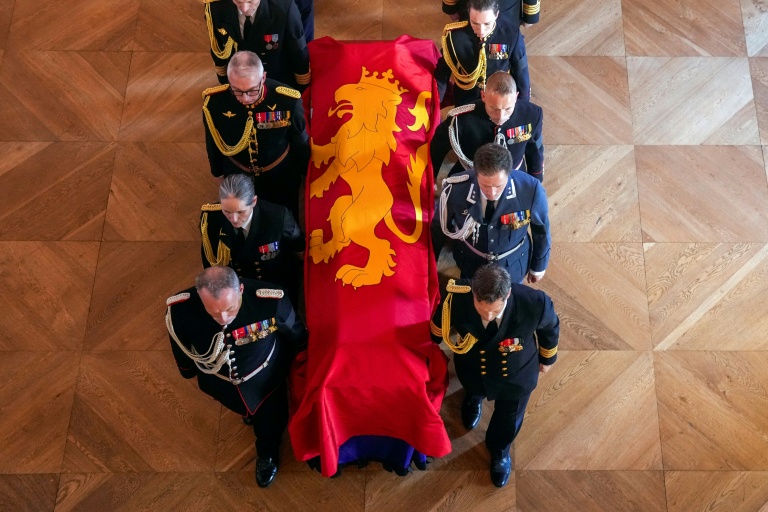 Des officiers de l'armée transportent le cercueil du roi Harald V de Norvège du Salon rouge à la chapelle du Palais, à Oslo, le 31 août 2026