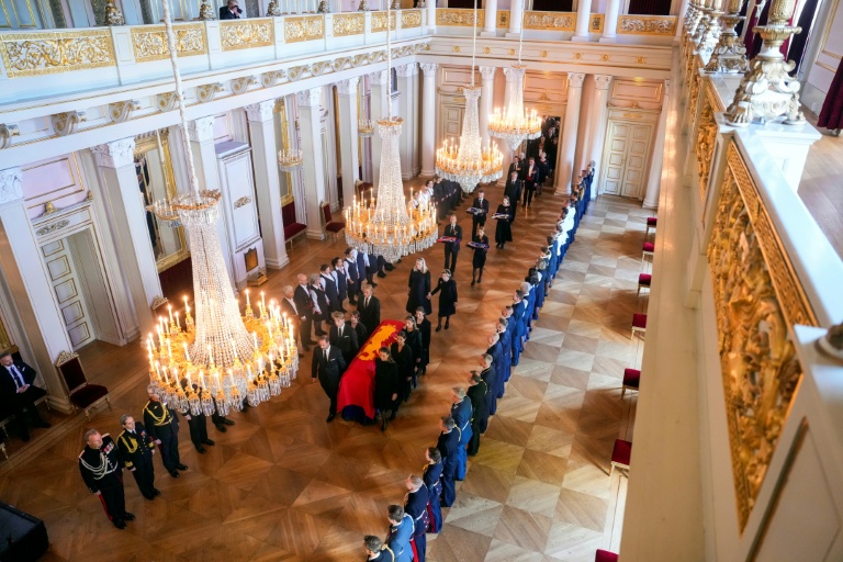 Le cercueil du roi Harald V de Norvège est transporté du Salon rouge à la chapelle du Palais, à Oslo, le 31 août 2026, par des membres de la famille royale