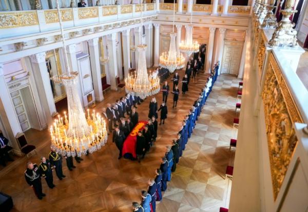 Le cercueil du roi Harald V de Norvège est transporté du Salon rouge à la chapelle du Palais, à Oslo, le 31 août 2026, par des membres de la famille royale