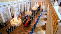 Le cercueil du roi Harald V de Norvège est transporté du Salon rouge à la chapelle du Palais, à Oslo, le 31 août 2026, par des membres de la famille royale