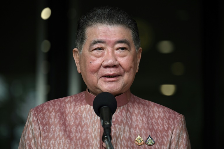 Phumtham Wechayachai, vice-Premier ministre et ministre de la Défense thaïlandais, s'adresse aux médias avant une réunion du cabinet au siège du gouvernement à Bangkok, le 1er juillet 2025