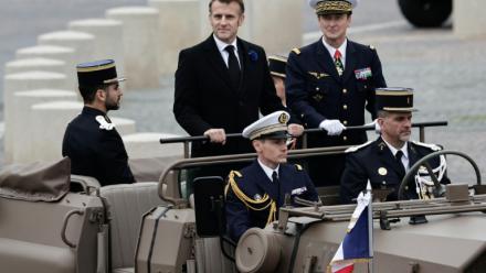 Le président de la République, Emmanuel Macron (G), et le chef d'état major français, le général Fabien Mandon (D), à Paris le 11 novembre 2025 