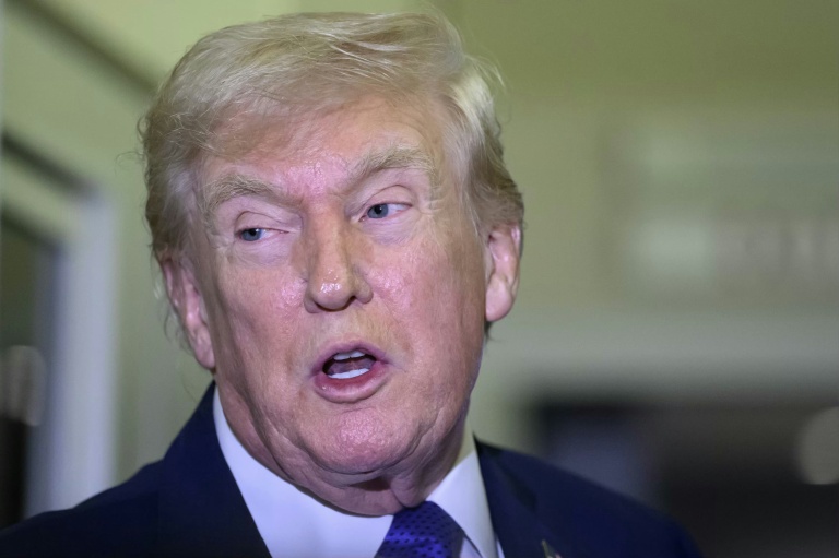 Le président américain Donald Trump s'adresse aux journalistes à bord d'Air Force One, alors qu'il est en route vers la base militaire d'Andrews depuis West Palm Beach, en Floride, le 16 février 2026