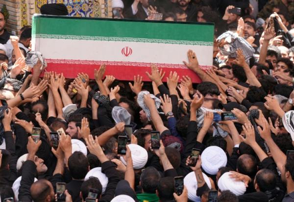 Des fidèles portent le cercuil de l'ex-guide suprême Ali Khamenei, lors d'une procession dans la ville sainte chiite de Najaf en Irak, le 8 juillet 2026 