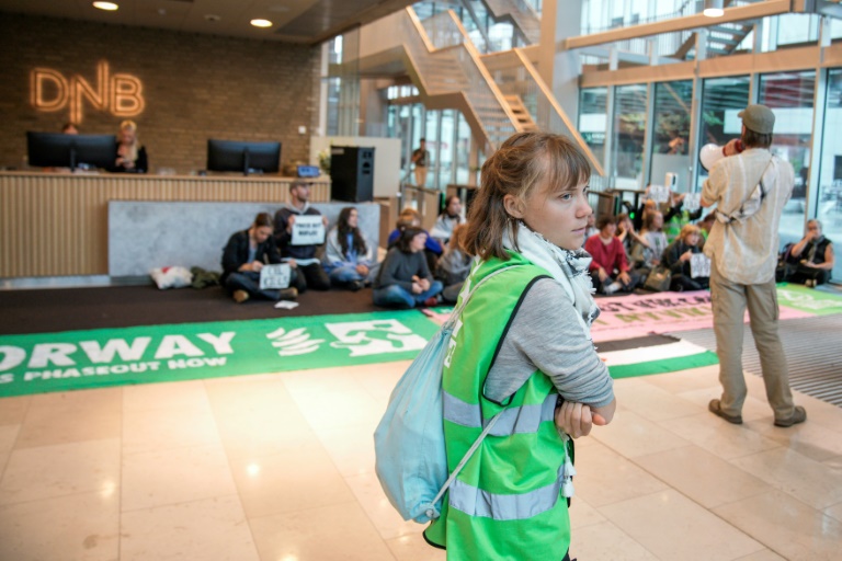 La militante suédoise Greta Thunberg et des membres d'Extinction Rebellion bloquent l'accès au siège social de la banque DNB à Oslo, le 22 août 2025 en Norvège